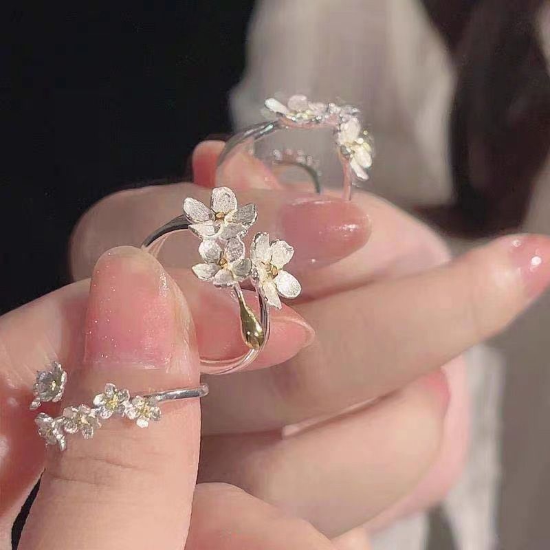 Ready Stock Einzigartiges zartes Blumenöffnungs-verstellbares Ringset für Frauen Koreanisch Sier Color Minimalistische Fingerringe Verlobung_voghion.com