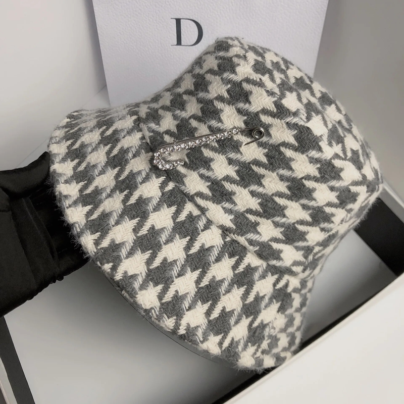 Cappello a secchiello in lana doppio autunno e inverno cappello a bacino vintage pied de poule cappello casual con spilla di strass di grande marca
_voghion.com