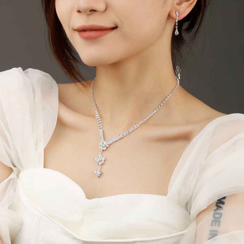 Set di gioielli da donna con collana di cristallo con catena a forma di artiglio e diamanti_voghion.com