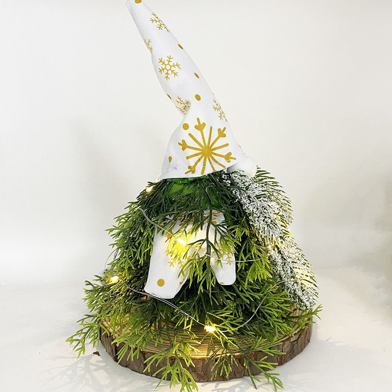 Forniture decorative dorate per vetrine, pianta verde con luci, statuetta di gnomo vecchio senza volto di Natale_voghion.com