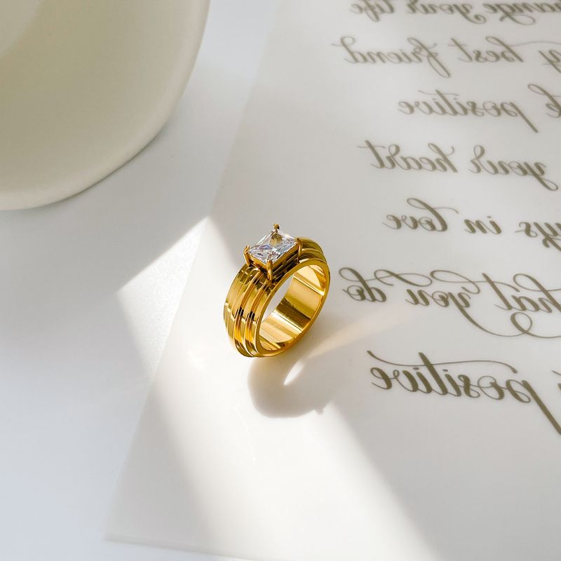 Blingbling Quadratisches Set mit fünf kleinen Diamanten, rotem Zirkon, Titanstahl, Goldring_voghion.com