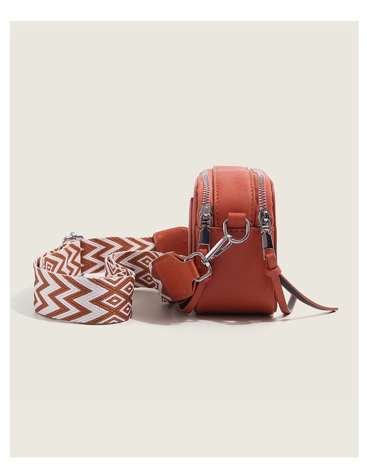 Sac à bandoulière large à texture pour femme, petit sac carré décontracté à la mode avec bandoulière large et lettre, tendance_voghion.com