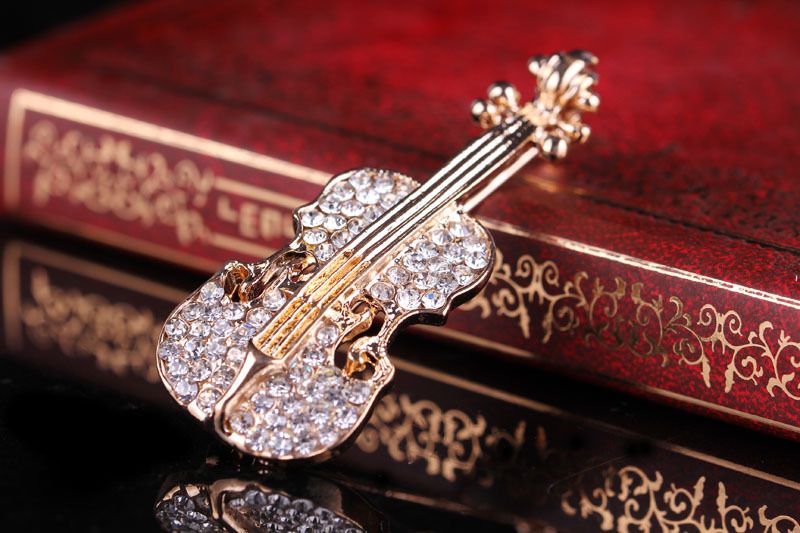 Versione coreana di spilla per violino e chitarra versatile con strass e diamanti in lega ecologica da uomo e da donna_voghion.com