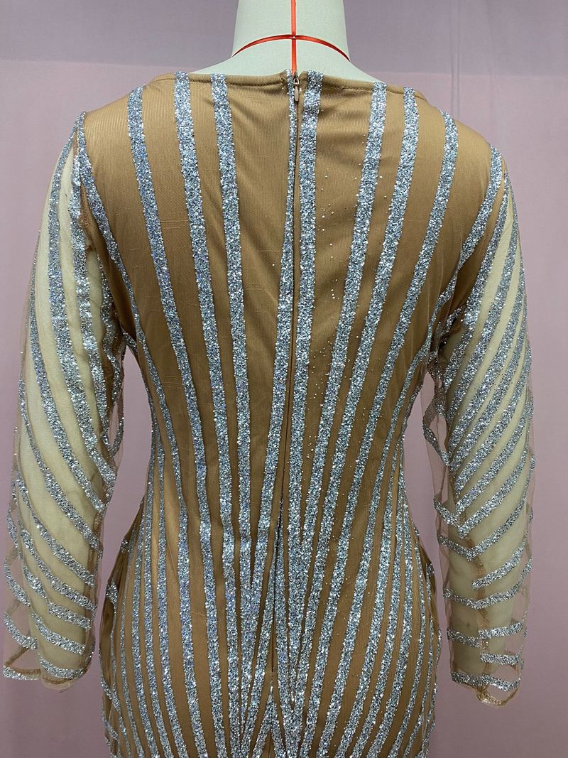 Abito da sera con maniche a rete e gonna lunga con spacco, nuovo stile primavera 2025 per donna_voghion.com