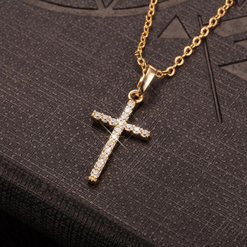 Collana con ciondolo a croce semplice e alla moda, in lega, con strass intarsiati_voghion.com