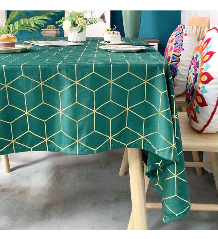 Luxuriöse Tischdecke aus smaragdgrünem Samt mit goldener geometrischer Stickerei – Elegante rechteckige Esstischdecke für formelle und festliche Dekoration_voghion.com