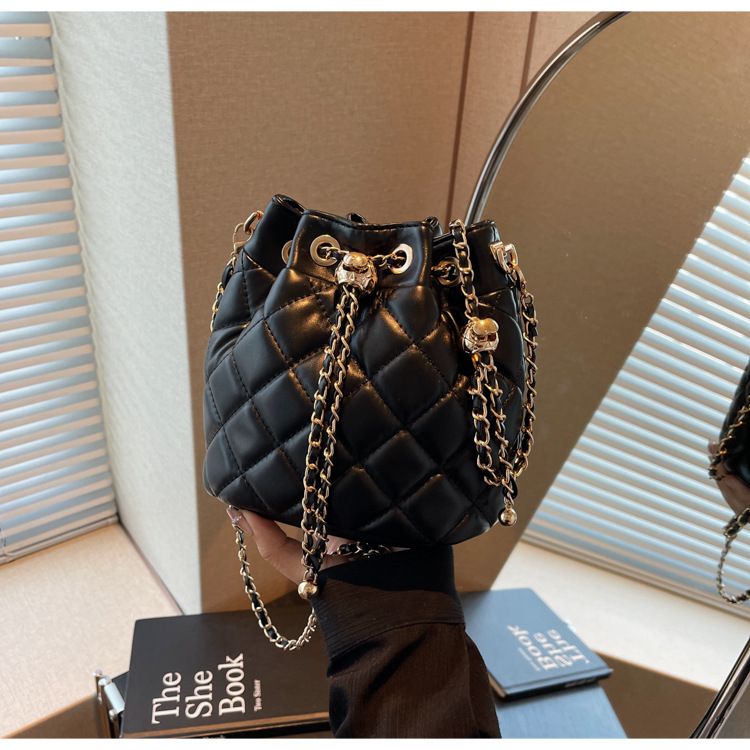 Damen Bucket Bag Diamond Chain Crossbody Bag Kleine Bucket Bag mit Kordelzug Leichte, luxuriöse, runde Bucket Bag Umhängetasche Crossbody Bag Frau_voghion.com