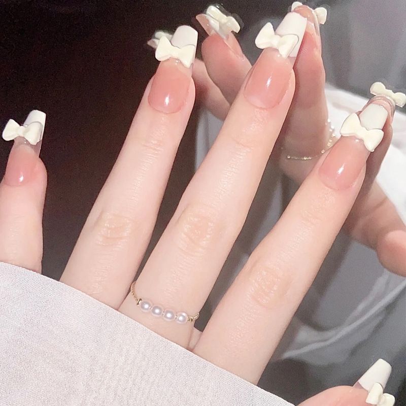 Puro desiderio di indossare ghiaccio trasparente e papillon francese color latte color carne, nail art, delicata armatura da fata, finito_voghion.com