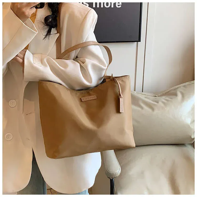 Korean Style Casual Large Capacity Nylon Commuter Versatile Shoulder Lightweight Handheld Tote Bag_voghion.com