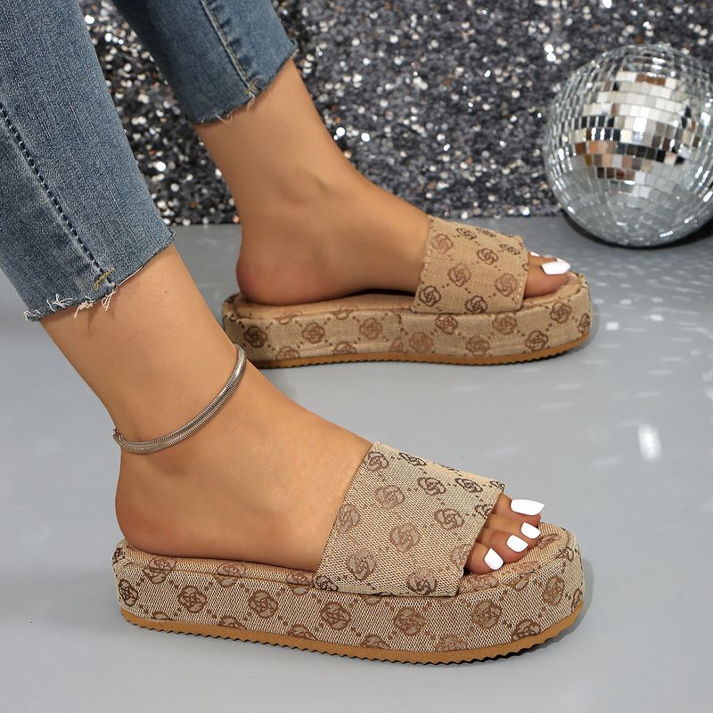 Pluss-suuruses kiilsandaalid, ühel real paksu tallaga, mood mugavad sandaalid naistele_voghion.com