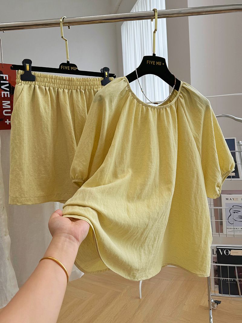 Tenue d'été pour femme avec un ensemble complet de chemise à manches courtes et de short en lin Tencel léger et mature, costume deux pièces_voghion.com