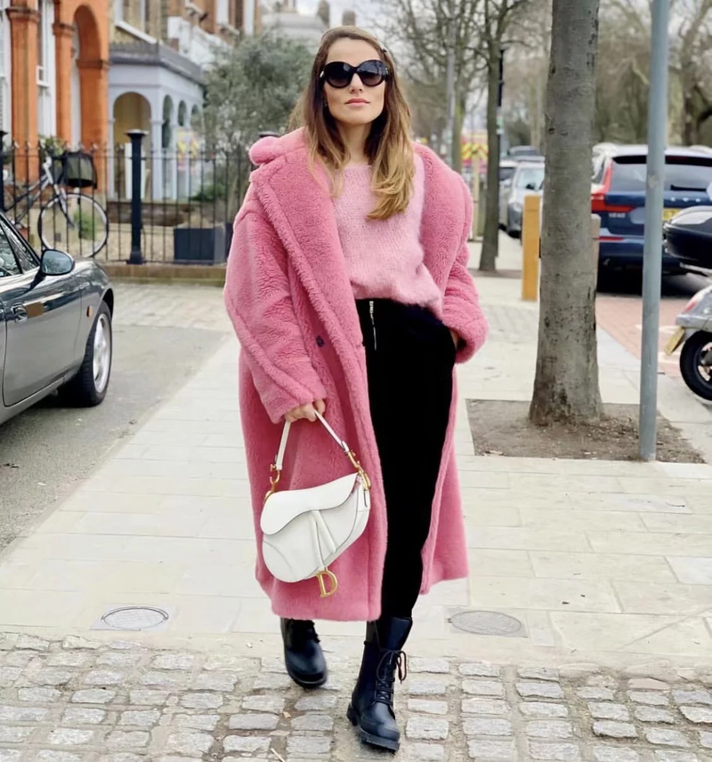 Cappotto da donna in lana di agnello sciolto di media lunghezza alla moda_voghion.com