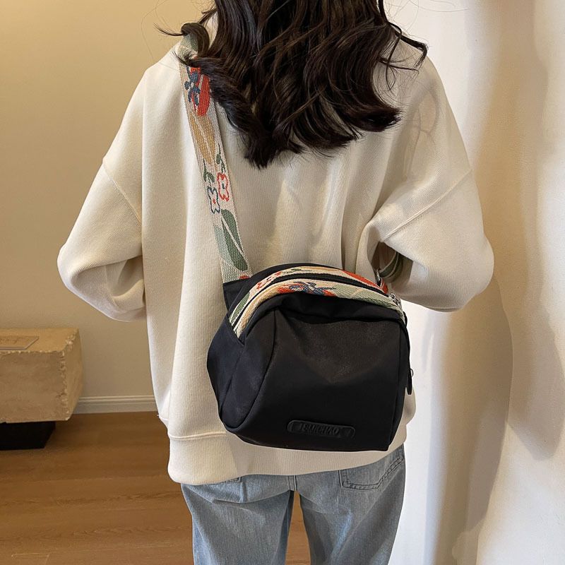2025 Nova Bolsa Feminina de Ombro Crossbody Primavera Verão Casual Lona Versátil Oxford Pano Shell_voghion.com