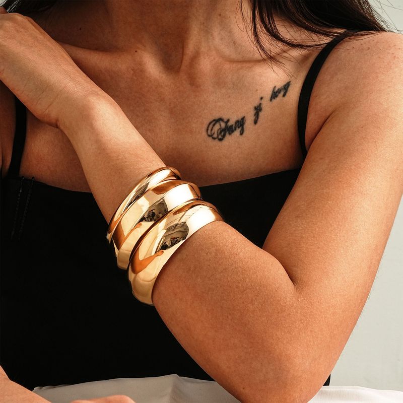 Nuovo set di braccialetti grandi in metallo lucido esagerato con combinazione di gioielli da mano in oro_voghion.com