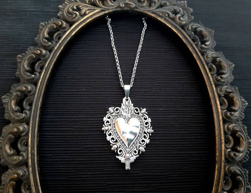 Kolyeler Gotik kalp şeklinde kolye_voghion.com