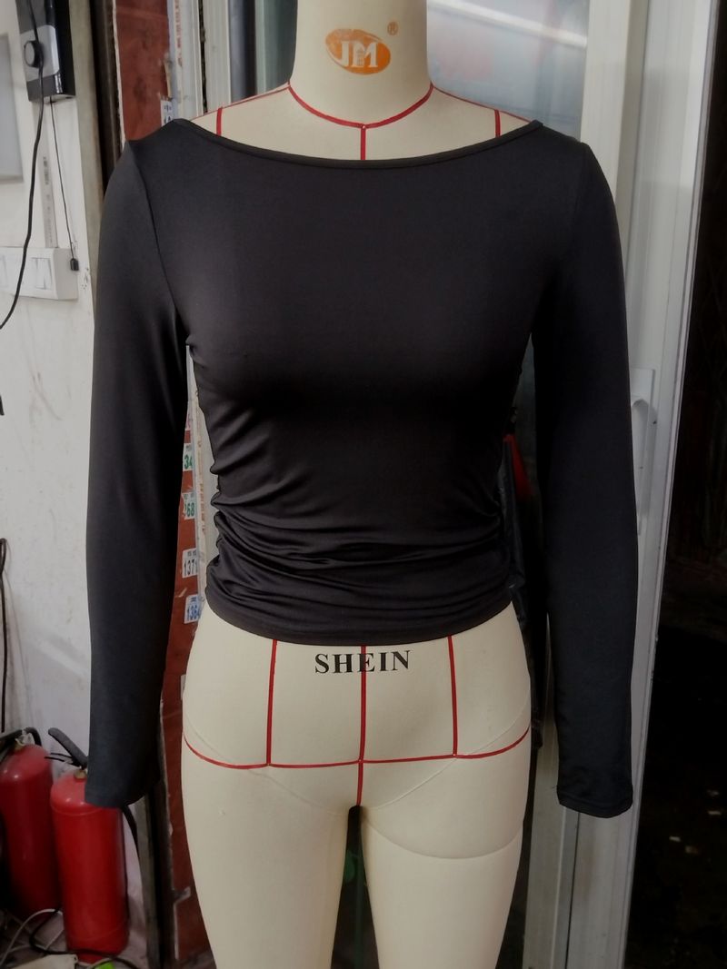 T-shirt a maniche lunghe slim fit ispirata da donna – Top girocollo con spalle scoperte in tessuto elasticizzato in seta di latte, versatile per autunno e inverno_voghion.com