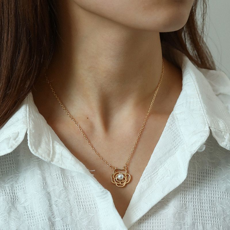 Hot selling with fashionable rose inlaid pearl collarbone chain necklace for women_voghion.com