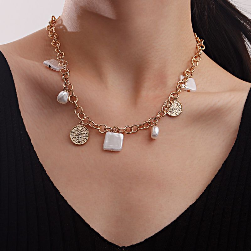 Collana con ciondolo a croce con perle irregolari barocche per donna, gioielli dal design unico_voghion.com