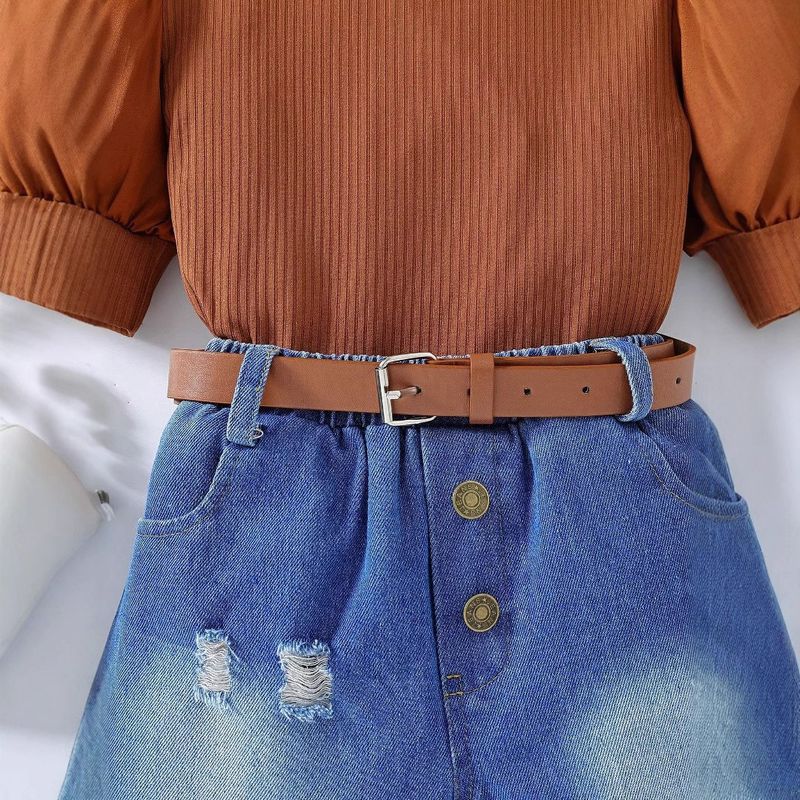 Conjunto mãe e filha com blusa de manga bufante com detalhes em patchwork, shorts jeans com lavagem pesada e cinto. Blusa com gola franzida e mangas bufantes para meninas, shorts jeans destroyed e cinto._voghion.com