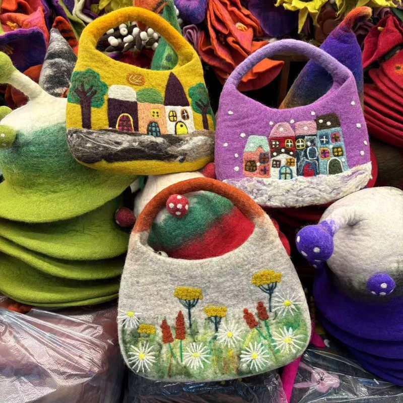 Borsa in feltro di lana con infeltrimento ad ago, graziosa mini borsa a forma di casa con fiori_voghion.com