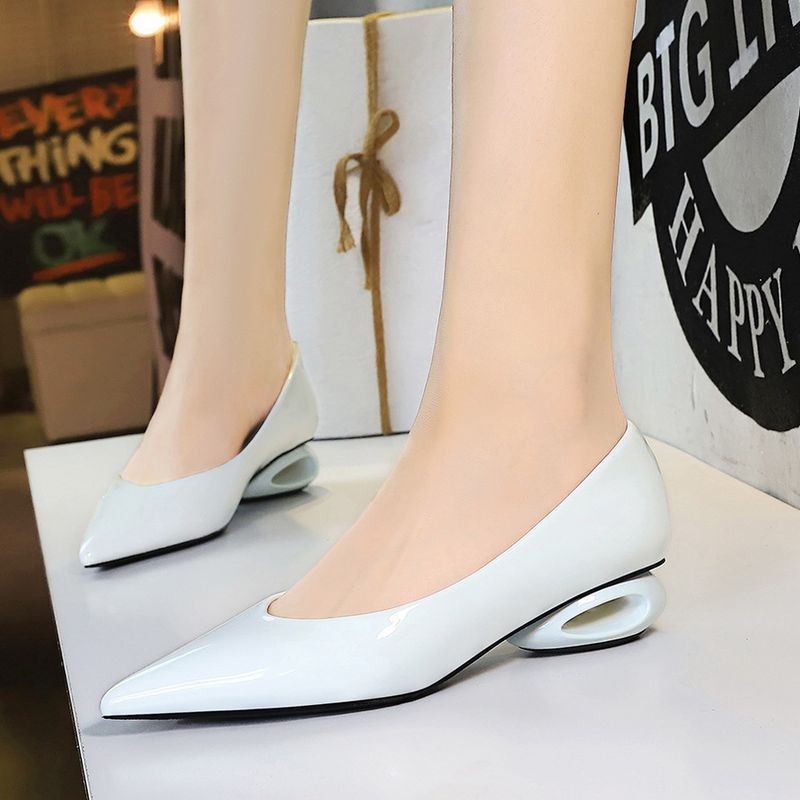 Scarpe singole da donna comode con tacco basso e punta a un pedale, in pelle verniciata, con tacco a forma speciale francese_voghion.com