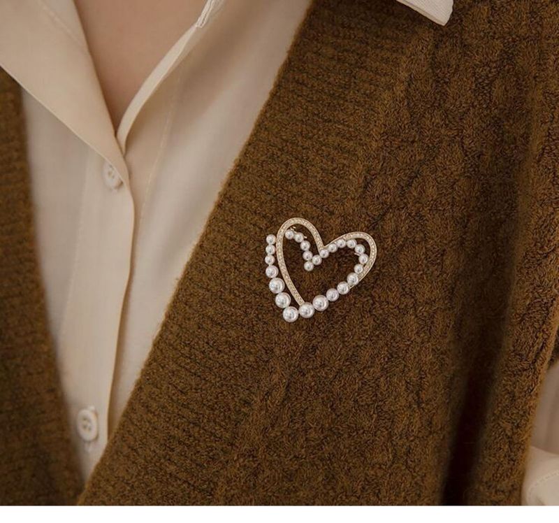 Design Sense Pearl Love Brooch New Trendy High-end Women's Delicate Pin Fixed Coat Sweater Accessories_voghion.com