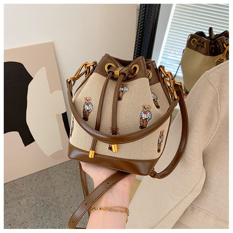 Frauentaschen Stickerei Thread Hand Bär 2024 Neue Mode Nische Schulter Messenger Bag weiblich_voghion.com