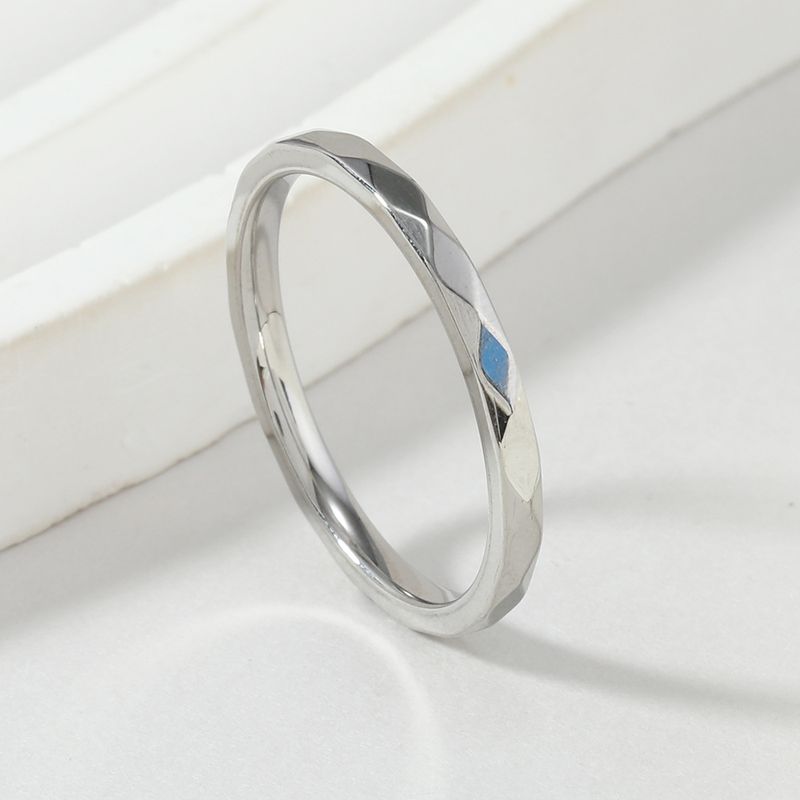 Anello in stile minimalista con motivo a onda a V da 2 mm, in acciaio al titanio, resistente allo sbiadimento, di alta qualità e con diamanti_voghion.com