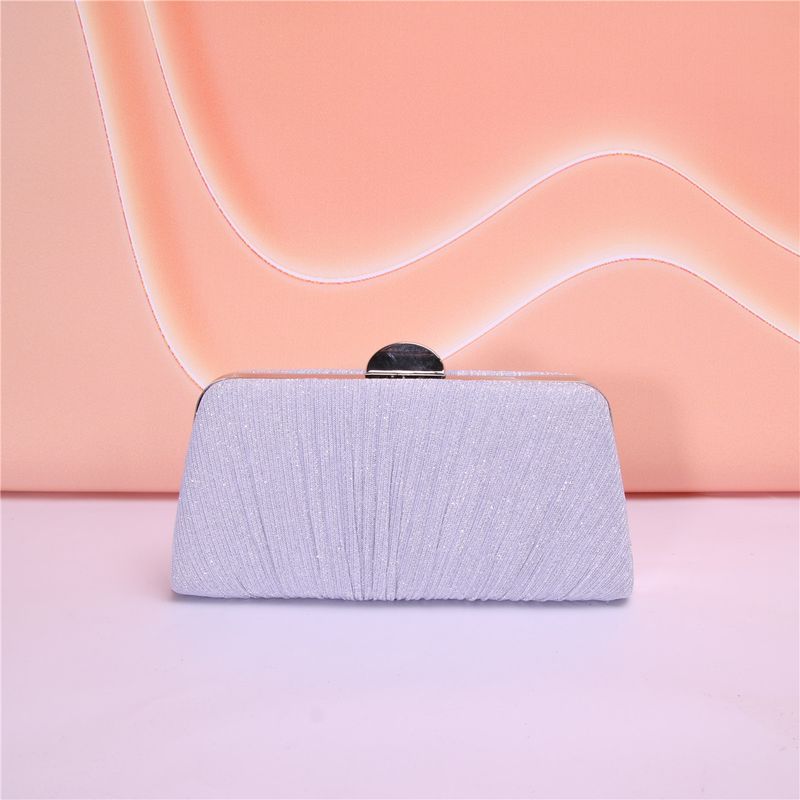 Elegante borsa a tracolla quadrata da donna con design antirughe e tracolla a catena staccabile, per feste serali e uso quotidiano. Piccola borsa quadrata._voghion.com