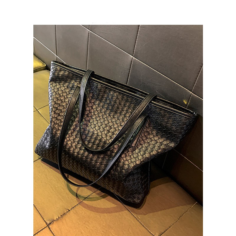 Borsa a tracolla grande e capiente, in tessuto intrecciato, da donna, nuova tendenza 2024_voghion.com