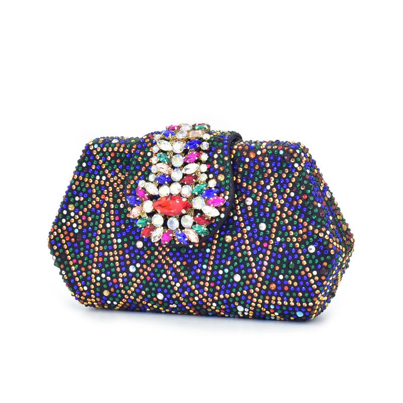 Scarpe con tacco medio e punta a punta in strass con design a tacco alto con diamanti abbinate a una borsa da sera alla moda con diamanti._voghion.com