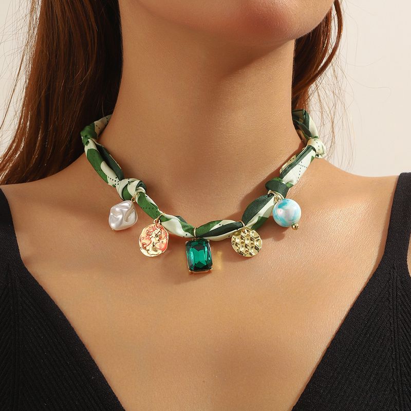 Collana con sciarpa di seta Collana con sciarpa di seta di lusso leggera e versatile con più ciondoli di perle di alta qualità_voghion.com