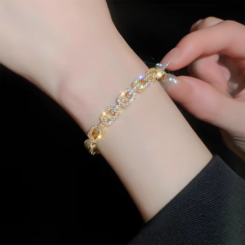 Nova pulseira de luxo com personalidade geométrica vazada, rede de moda, luz vermelha, design de nicho, temperamento requintado, pulseira simples feminina_voghion.com
