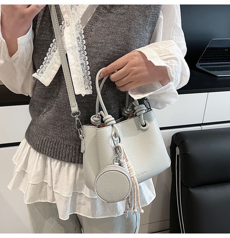 Borsa a mano da pendolare di nicchia alla moda per le donne 2025, nuova borsa a tracolla da donna con tracolla a secchiello e texture semplice_voghion.com