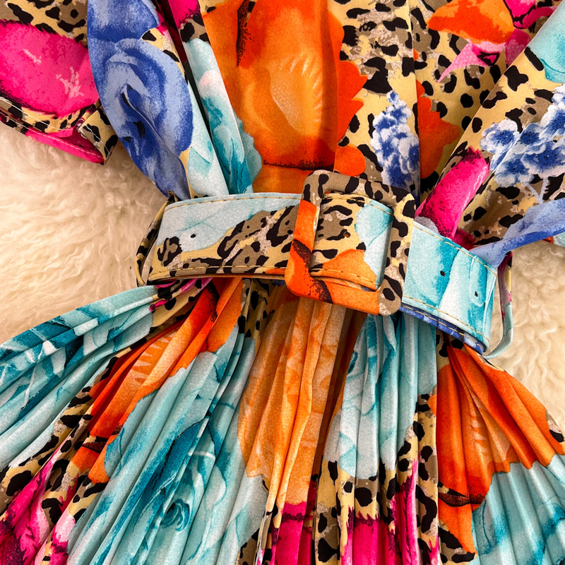 Abbigliamento da donna, estivo, leggero, maturo, stile retrò, temperamento, maniche corte, scollo a V, vita snellente, lunghezza media, linea ad A, stampato, plissettato, vestito_voghion.com