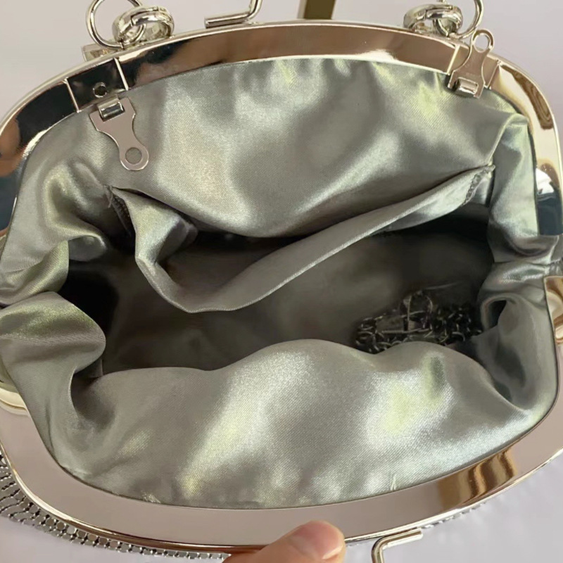 2024 neue Nische beliebte Cloud-Einzelschulter-Leichtluxus-Handtasche aus mit Strasssteinen umwickeltem Aluminiumblech_voghion.com