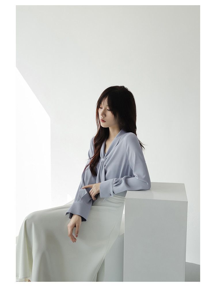 Design ispirato alle maniche lunghe per le donne nella primavera autunno 2024, con nuovo stile di colletto a nastro e sensazione di alta qualità,_voghion.com