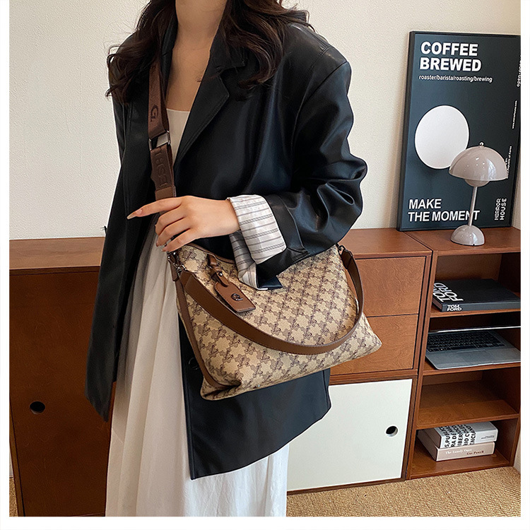 Bolsas de alta qualidade de grande capacidade para mulheres 2024 outono e inverno bolsas grandes populares versáteis letras impressas de um ombro bolsa quadrada pequena_voghion.com