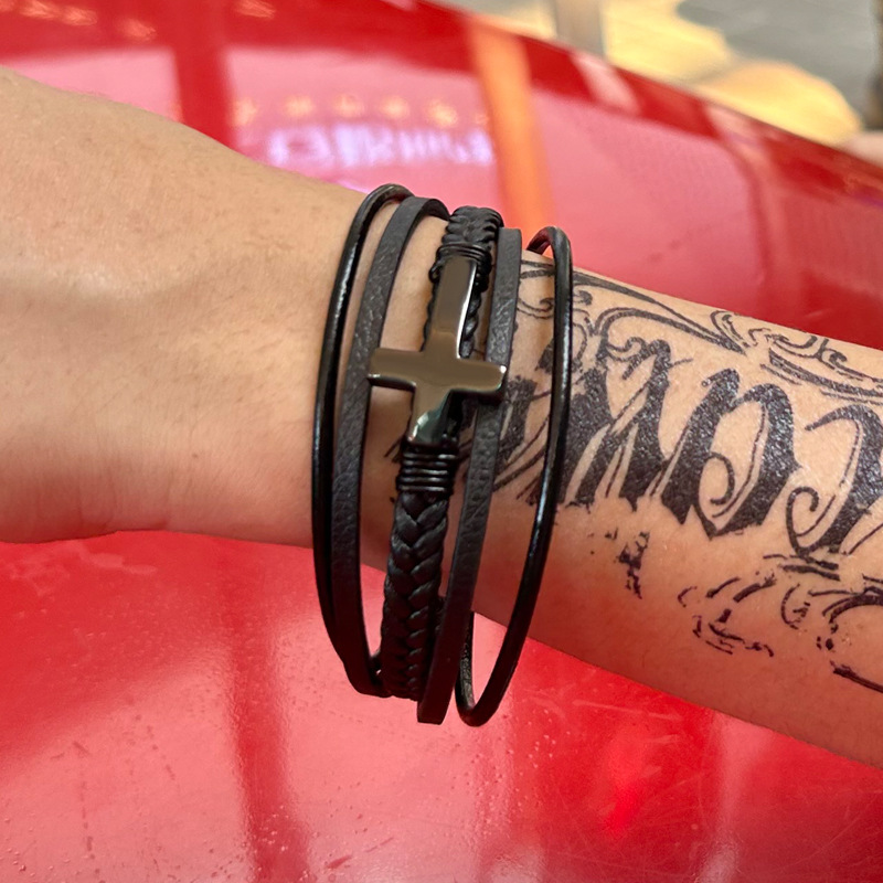 Bracciale in pelle con croce laccata nera, multistrato, per uomo, gioielli di moda_voghion.com