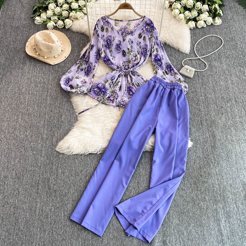 Completo da donna in due pezzi, stile maturo e leggero, con camicia a pieghe a fiori e vita ampia + pantaloni dritti a gamba larga e vita alta._voghion.com