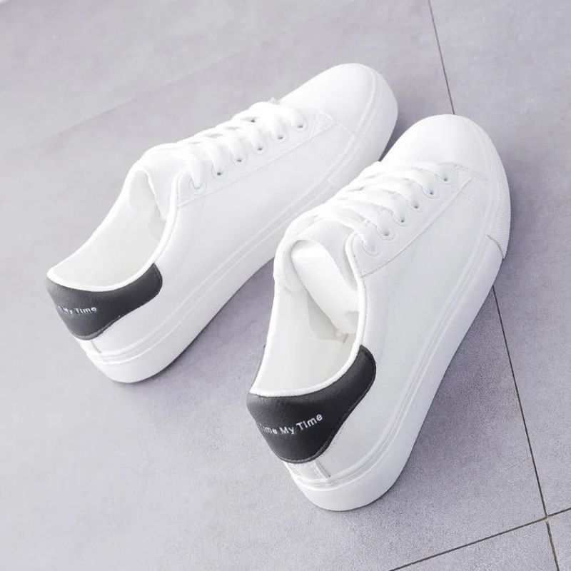 2024 neue kleine weiße Schuhe Damen klassische Hundert Street Shooting Studenten flacher Mund Mode Sport flache Boden Brettschuhe_voghion.com