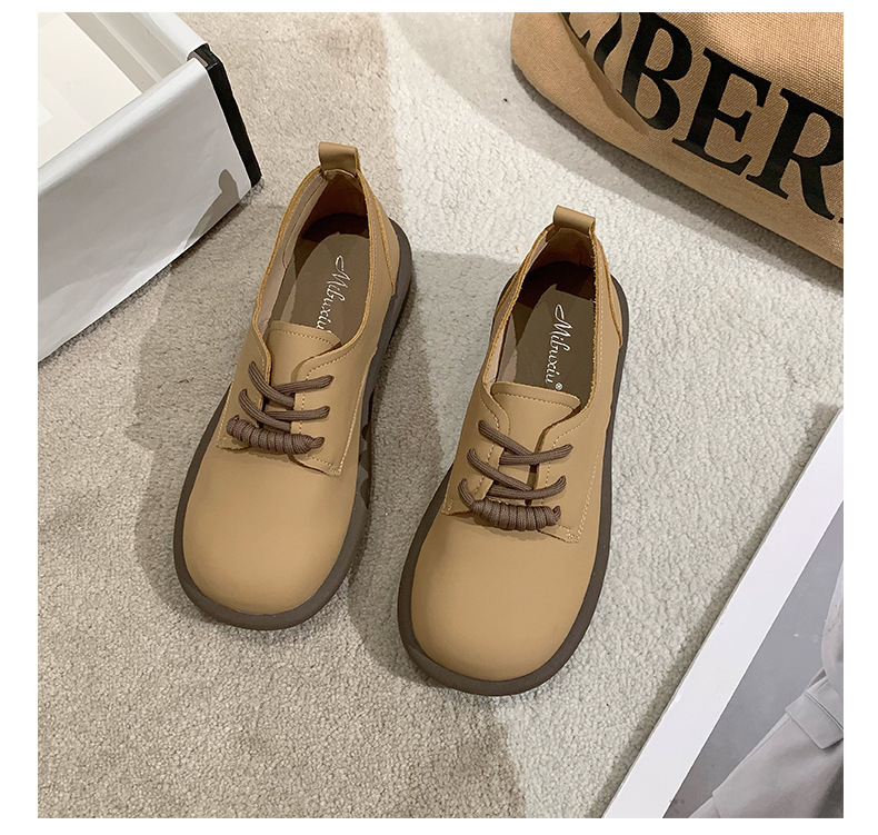 Dameloafers, myke skinnsko med flat bunn og snøring i britisk stil, små skinnsko i retro hvitt med skjørt i fransk stil._voghion.com