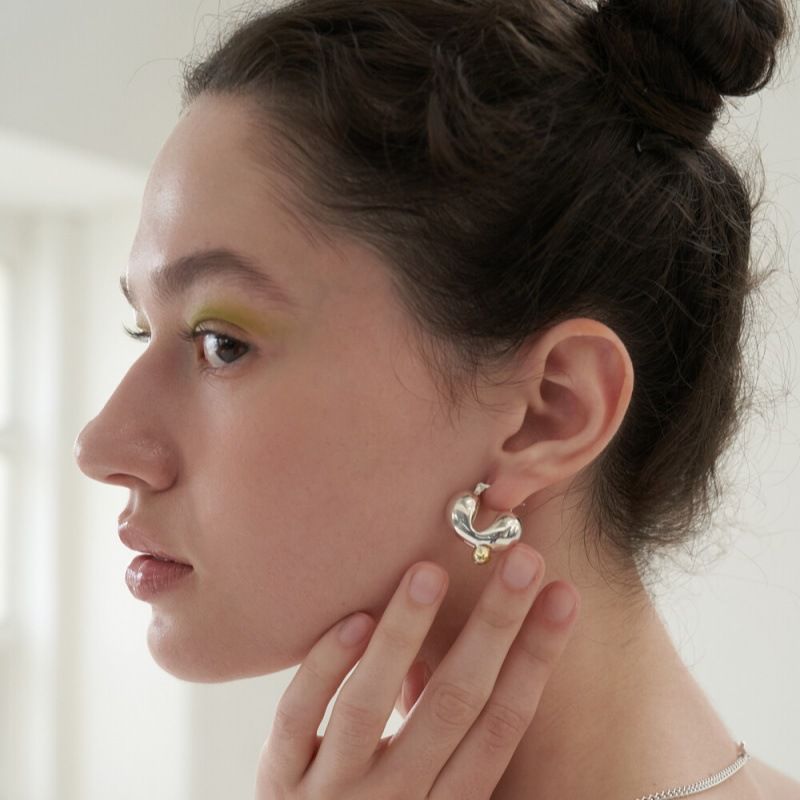 Damenschmuck, minimalistische geometrische Creolen in Gold- und Silberton, leichtes, elegantes Design für den Alltag_voghion.com