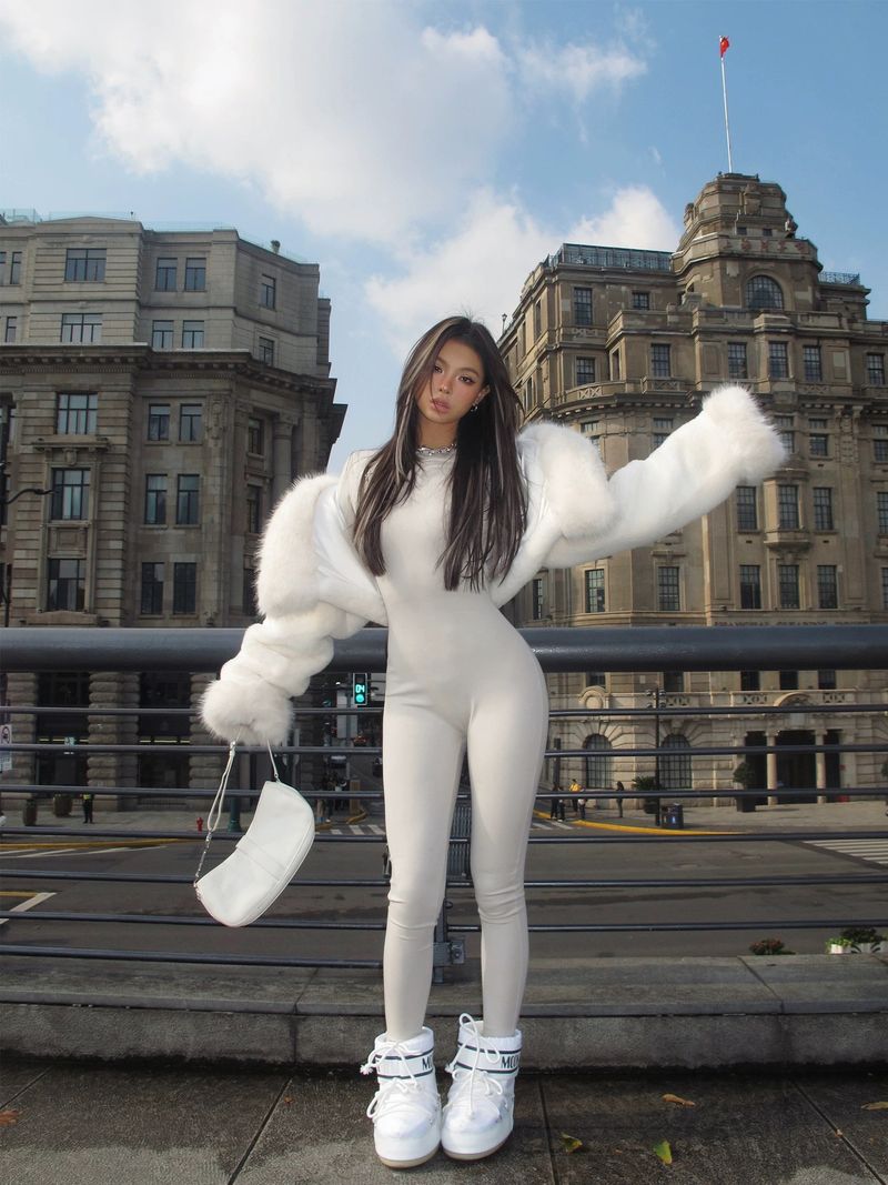 Kapuzenjacke aus veganem Kunstpelz – Plüschiger Wintermantel in Schwarz/Weiß (S/M/L, ultraweiches Fleecefutter)_voghion.com