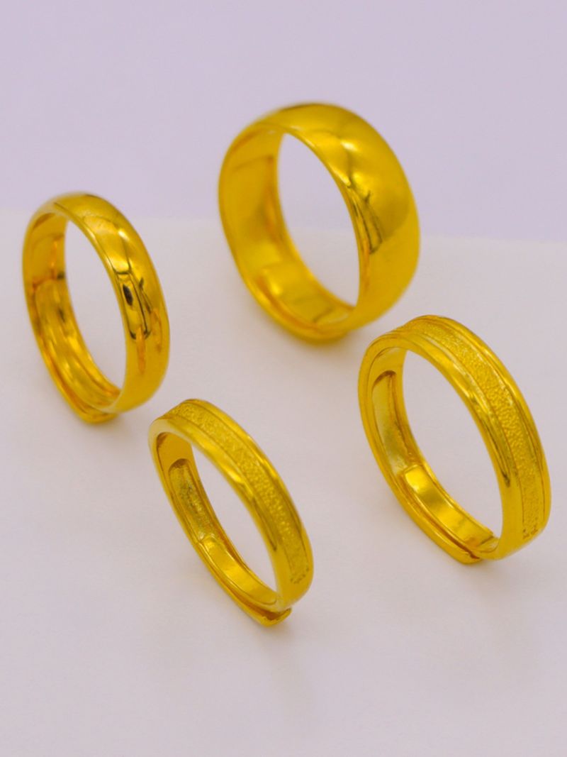 Sandgoldener Ring für Paare in Hochzeitsfarbe, mit glatter, plattierter Oberfläche, die lange nicht verblasst._voghion.com