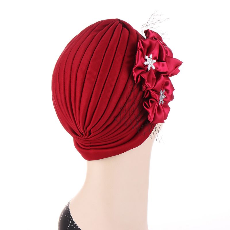 Modischer dekorativer Turban-Hut, indischer Hut, Patch-Mesh-Pullover mit drei Blumen_voghion.com