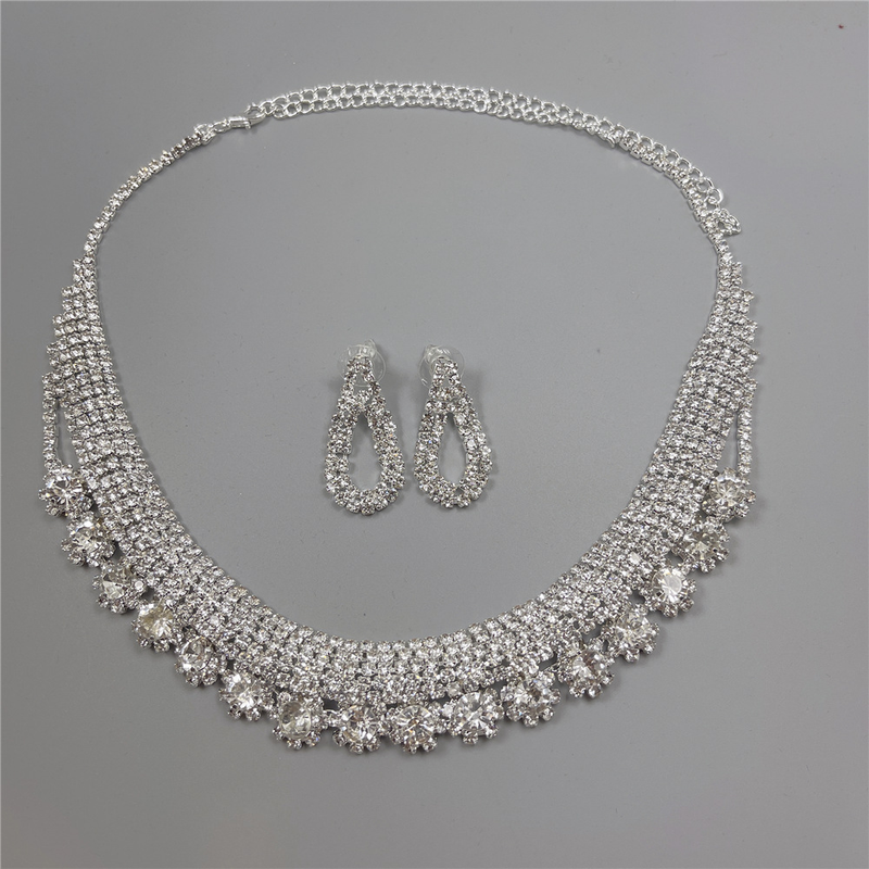 Gioielli con diamanti, collana versatile, orecchini, set di accessori per abiti da sposa in studio, set di gioielli_voghion.com