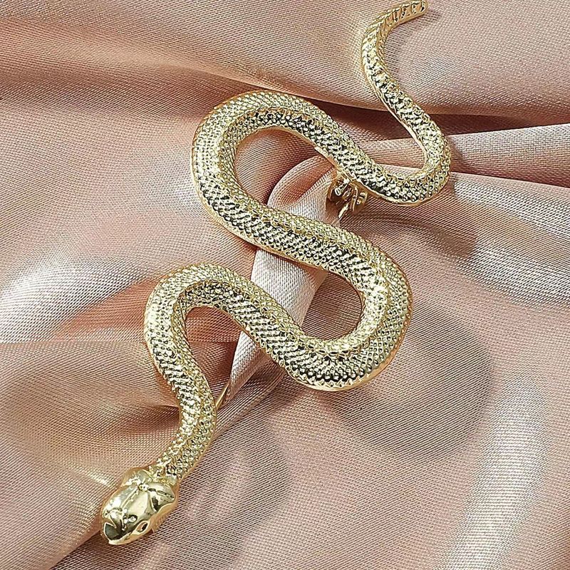 New style niche design snake brooch retro fashion simple all match snake clothing pin accessories anti exposure_voghion.com