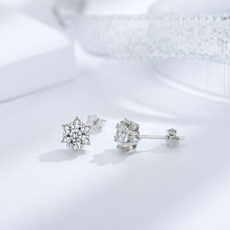 Boucles d'oreilles à tige en argent sterling, motif flocon de neige, ton or blanc, serties de diamants synthétiques 50 points, design luxueux et léger._voghion.com