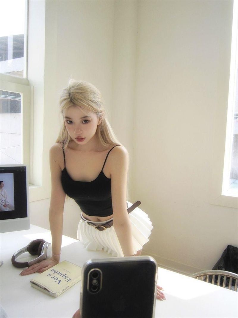 Heitt Meedchen mat Broschtpolster Récklos Camisole Kleng Weste Fra Sexy Schéin Réck Innenkleedung Design Sense Kuerz Top Äusserkleedung_voghion.com